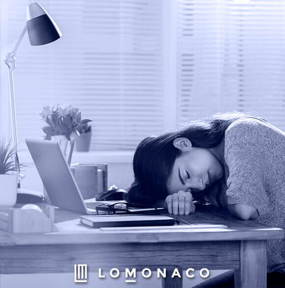 mujer-durmiendo-sobre-teclado