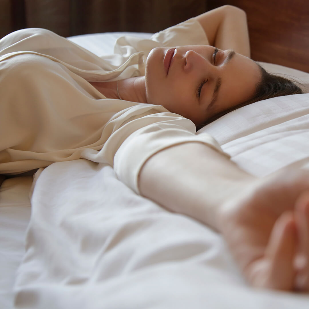 Persona_acostada_en_una_cama