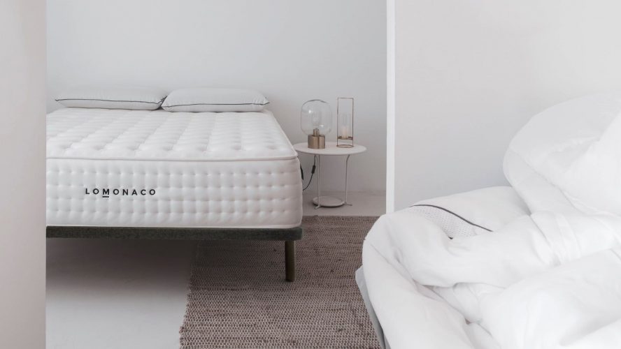 base tapizada en dormitorio con colchón